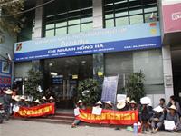 Công nhân vây ngân hàng Agribank đòi tiền
