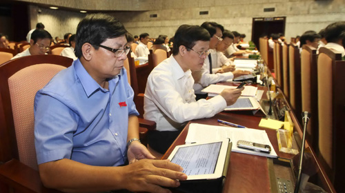 Đại biểu HĐND TP Hà nội sử dụng Ipad trong phiên họp ngày 12-7.