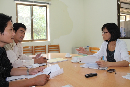 Bà Wang Juo Hsuan trao đổi với phóng viên
