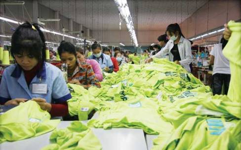 Kim ngạch xuất khẩu hàng may mặc của Campuchia sụt giảm mạnh trong tháng tư và tháng 5