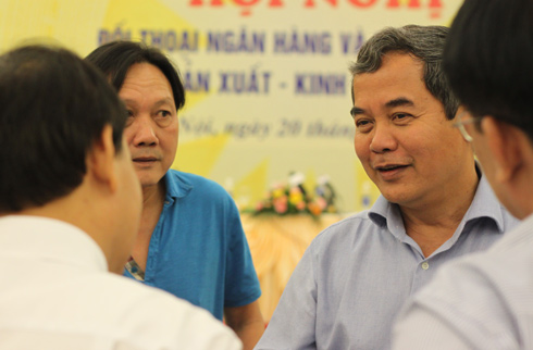 Ông Đỗ Hà Nam - Chủ tịch Tập đoàn Intimex (áo xám, bên phải) trao đổi với các ngân hàng và doanh nghiệp sau bài phát biểu của mình.