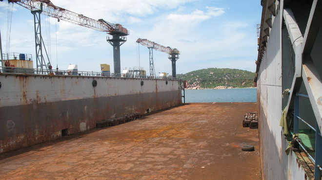 Ụ nổi Venture Dock 2 bị xuống cấp nặng khi neo 4 năm trong vịnh Cam Ranh mà không hoạt động.