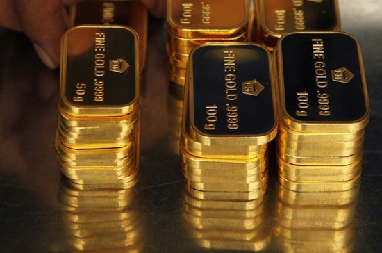 Nhà đầu tư “mê” cổ phiếu, vàng lùi về sát 1,670 USD/oz