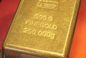 Chờ quyết sách của Fed, vàng xuống sát 1,300 USD/oz