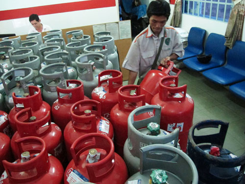 Giá gas ở TPHCM giảm 8.000 đồng cho bình 12kg