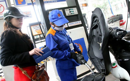 Giữ giá xăng, tiếp tục giảm giá dầu trong nước