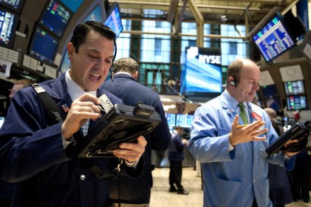 Dow Jones và S&P 500 khởi sắc sau nhận định của Chủ tịch Fed