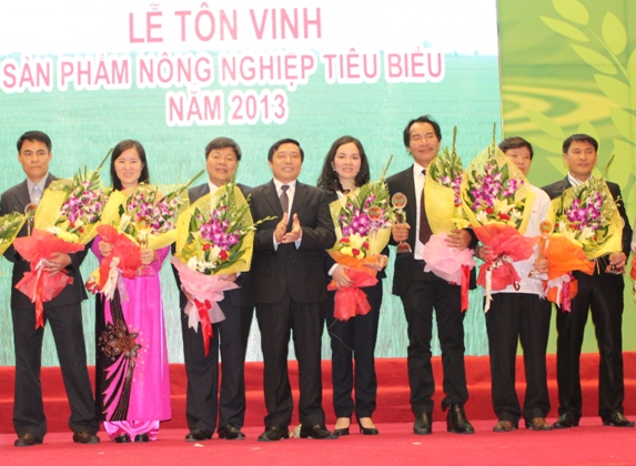 DPM: Đạm Phú Mỹ nhận danh hiệu “Sản phẩm nông nghiệp tiêu biểu năm 2013”