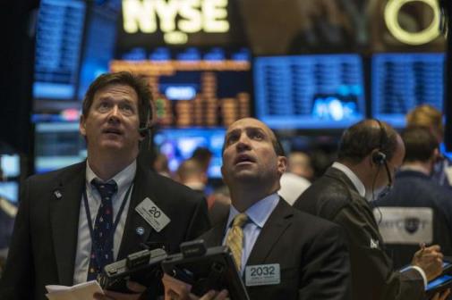Sóng M&A đẩy Dow Jones và S&P 500 lên kỷ lục mới