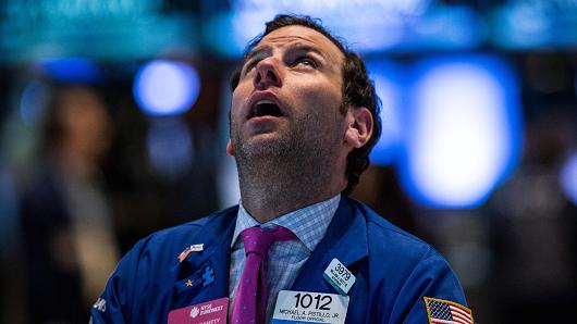 Ngày buồn của Phố Wall: Dow Jones rớt mốc 17,000; cp công nghệ bị bán tháo