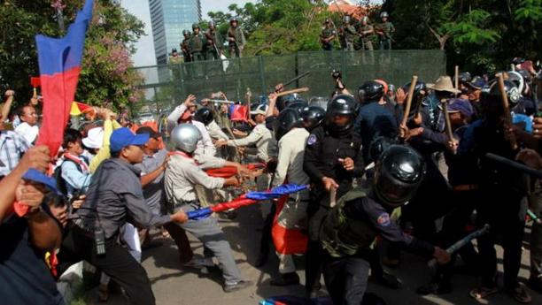Đụng độ dữ dội, Campuchia dùng lựu đạn hơi cay dẹp biểu tình