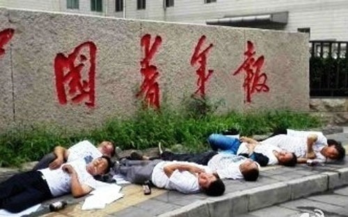 7 người Trung Quốc tự tử trước một tòa soạn báo