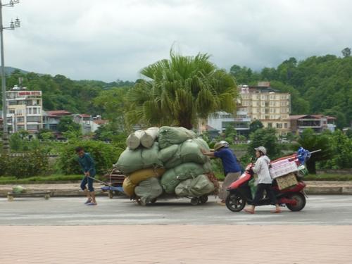 Thương mại biên giới Việt–Trung 6 tháng: Xuất siêu 800 triệu USD