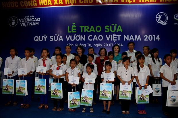 Vinamilk: Quỹ sữa “Vươn cao Việt Nam” đến với trẻ em Quảng Trị