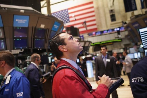 Dow Jones bị bán tháo mạnh nhất 6 tuần và rớt mốc 17,000 điểm