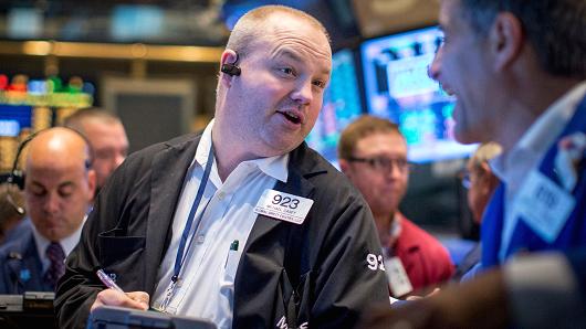S&P 500 lần đầu đóng cửa trên 2,000 điểm, Dow Jones lập kỷ lục mới