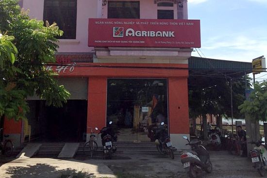 Nghịch lý trả lương qua tài khoản, nhưng không có cây ATM của Agribank