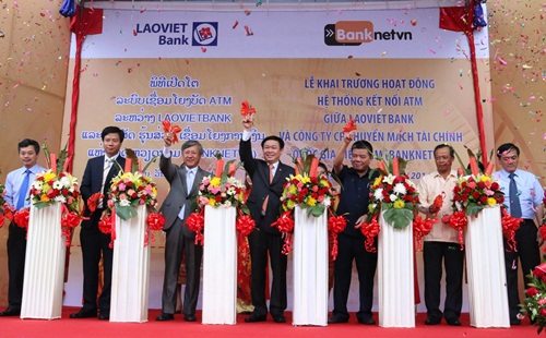 Ngân hàng đầu tiên tại Lào kết nối thanh toán thẻ nước ngoài