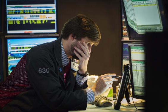Dow Jones rơi tự do hơn 450 điểm trước khi thoát đáy