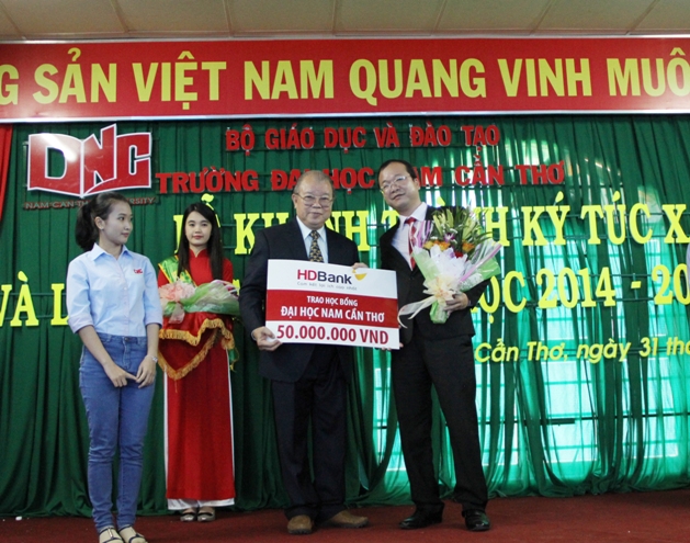 HDBank trao 50 suất học bổng cho sinh viên ĐH Nam Cần Thơ