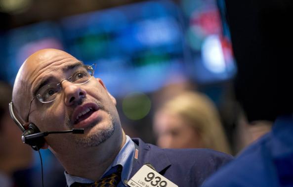 Dow Jones và S&P 500 ngừng lập kỷ lục mới