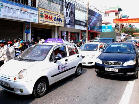 Các hãng taxi Hà Nội mãi cũng chịu giảm giá cước