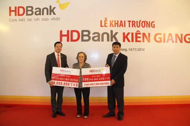 HDBank dành 1,2 tỷ đồng tặng nhà tình thương và thẻ BHYT