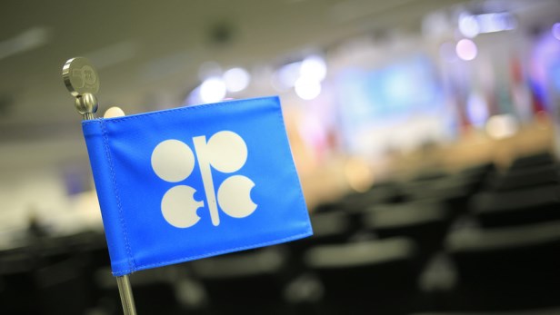 Dầu lao xuống đáy 4 năm dưới 75 USD/thùng trong lúc chờ quyết định từ OPEC