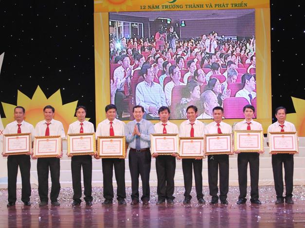 VNS: Trao 598 phần quà trong lễ hội truyền thống Vinasun Taxi lần 12 - 2014