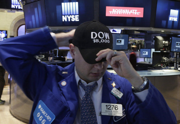 Sửng sốt với báo cáo việc làm quá lạc quan của Mỹ, Dow Jones vọt lên kỷ lục mới sát 18,000 điểm