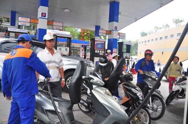 Doanh nghiep dau moi xang dau tiep tuc loi to nho... quy dinh