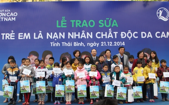 Vinamilk và Quỹ sữa “Vươn cao Việt Nam” xoa dịu nỗi đau da cam cho trẻ em Thái Bình