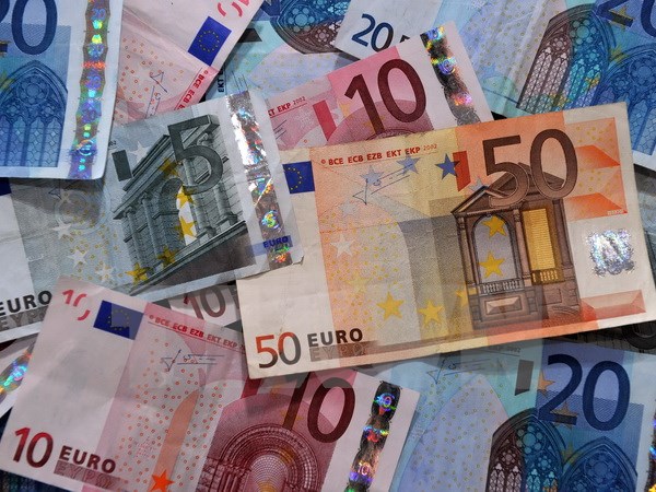 Euro vững giá trước khi Hy Lạp công bố chương trình cải cách