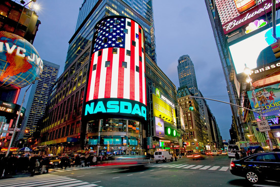 Nasdaq tiến sát 5,000 điểm; Dow Jones và S&P đỏ theo giá dầu