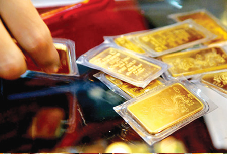 Giá vàng liên tục sụt giảm, có nên mua vào?