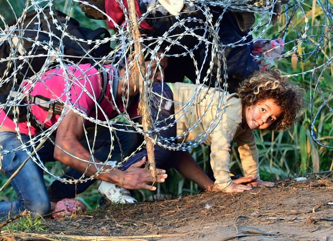 Hàng rào thép gai - "nước cờ vô vọng" với khủng hoảng nhập cư