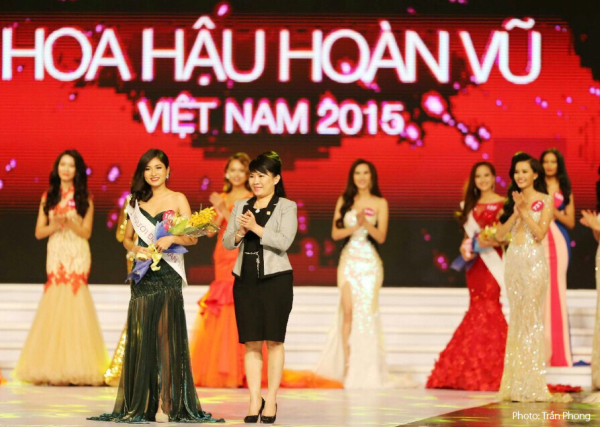 NamABank trao giải thưởng đặc biệt cho tân Hoa hậu Hoàn vũ Việt Nam 2015