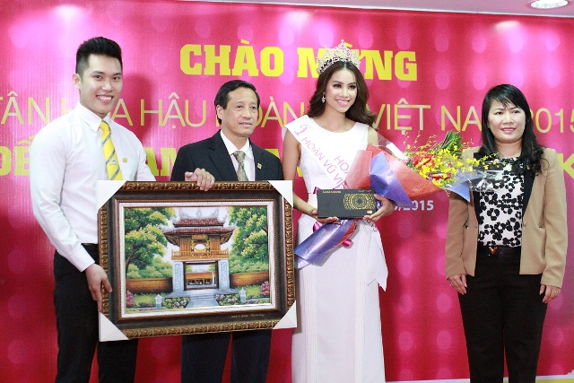 Hoa hậu Hoàn vũ Việt Nam 2015 đến thăm Hội sở NamABank