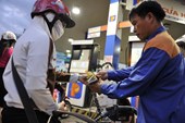 Giá xăng nhập về Việt Nam giảm hơn 40%