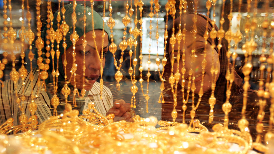 Vàng nhảy lên mức cao nhất trong gần 3 tháng nhờ Trung Quốc, giá dầu và đồng USD