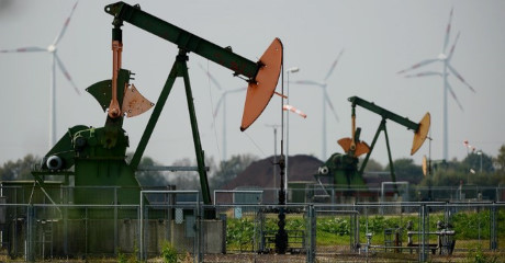 Ả-rập Xê-út và Nga đồng ý "đóng băng" sản lượng dầu mỏ
