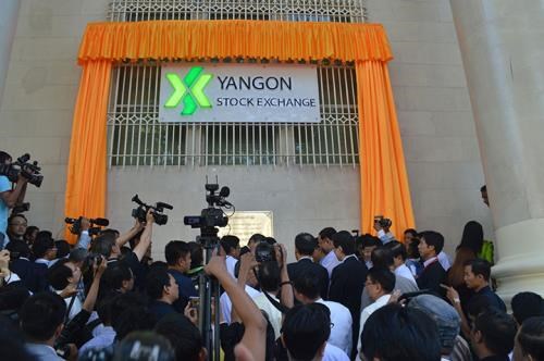 Thị trường chứng khoán Myanmar có phiên giao dịch đầu tiên