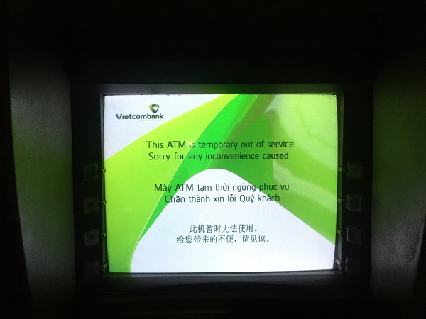 Khách hàng phát rồ vì ATM Vietcombank “chết“