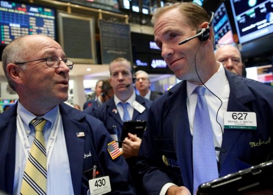 Dow Jones vọt hơn 200 điểm và vượt mốc 18,000 điểm