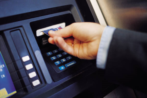 Hạn mức rút tiền nội mạng tại ATM không được thấp hơn 5 triệu đồng