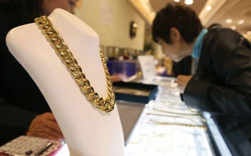 Lo lãi suất âm, người Nhật mua vàng gửi ở Thụy Sỹ