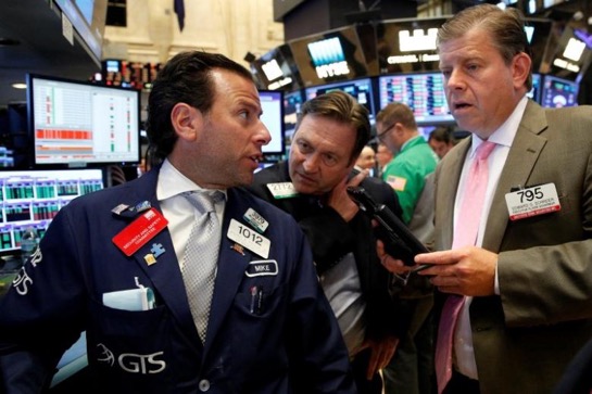 Dow Jones và S&P trượt dốc 2 tuần liền