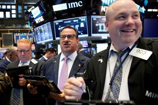 Cổ phiếu tài chính kích Dow Jones tăng hơn 100 điểm