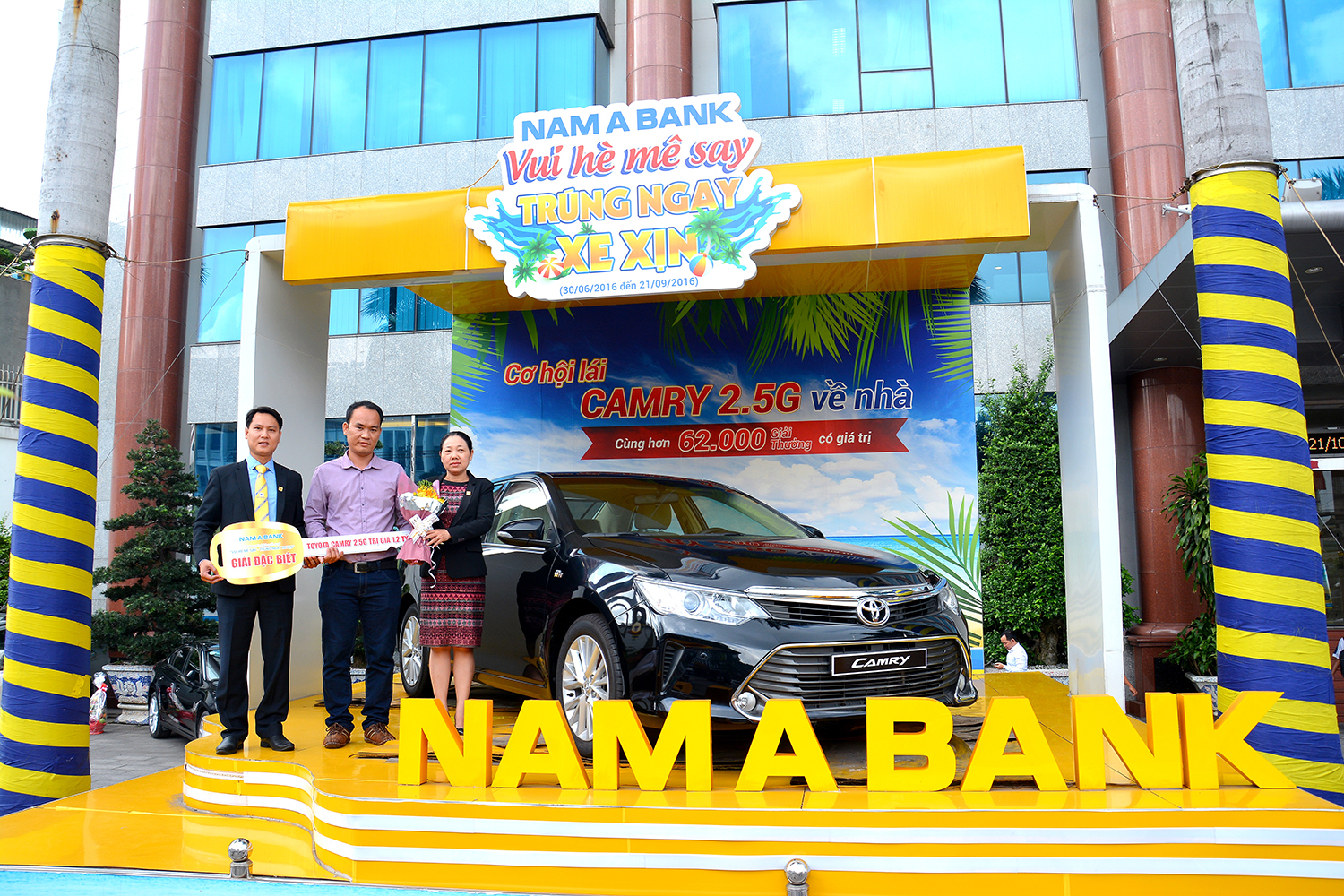 NamABank trao xe Toyota Camry 2.5G trị giá gần 1.3 tỷ đồng cho khách hàng trúng giải