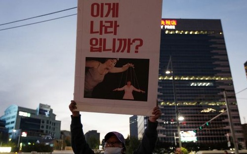 Thực hư chuyện “nhóm bát tiên” giật dây Tổng thống Hàn Quốc